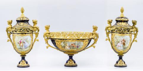 Сет из трех ваз (жардиньерка и две вазы с крышками) в стиле Людовика XVI