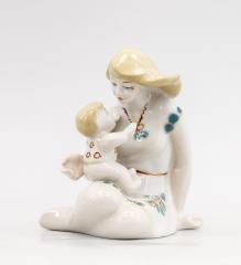 Скульптура "Материнство" из серии "Счастливое детство"