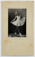 Фотография девочки в балетном костюме.