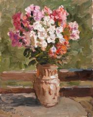 Цветы в глиняной вазе