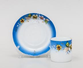 Чайная пара с голубым крытьем и цветочной росписью.