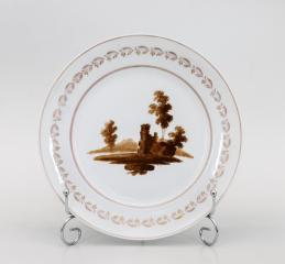 Тарелка с монохромным изображением пейзажа.