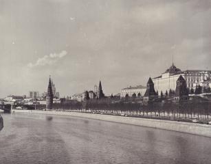 Фотография “Вид на Кремлевскую набережную с Москва-реки”