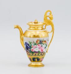 Чайник с богато декорированной ручкой и цветочным декором на тулове