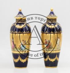 Пара декоративных ваз с крышками c росписями на сюжет «Ринальдо и Армида» и «Грации»