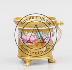 Чайная чашка на трех ножках- «лапках» с золочением и цветочной росписью.