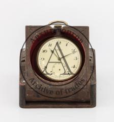 Часы карманные в деревянном футляре-подставке.