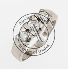 Кольцо с тремя бриллиантами