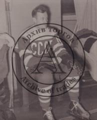 Две фотографии с хоккеистами: капитаном сборной СССР на Олимпийских играх 1952 и 1956 гг. Всеволодом Бобровым и неизвестными.
