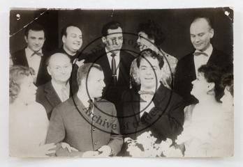 Групповая фотография с Аркадием Райкиным и Юрием Гагариным на переднем плане.