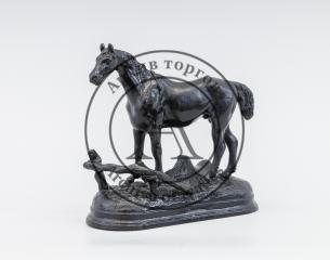 Скульптурная композиция "Лошадь в загородке"