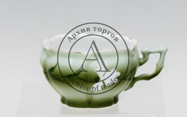Чашка с зеленым крытьем и изображением белых ирисов