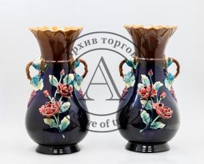Две парные вазы с лепными цветами