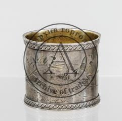 Кольцо для салфетки с дарственной надписью: «Лелъ отъ коки Люды 19 9/XI 08».