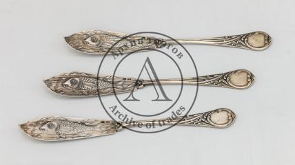 Три рыбных ножа, декорированные изображением рыб.