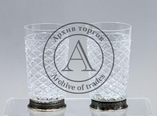 Два хрустальных стакана на серебряных основаниях.