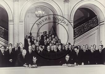 Фотография с двухсторонним подписанием документов на встрече в Ялте между Л. Брежневым и Р. Никсоном.