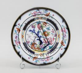 Тарелка в стиле шинуазри с росписью цветами с маркой Торгового дома А. Давыдова