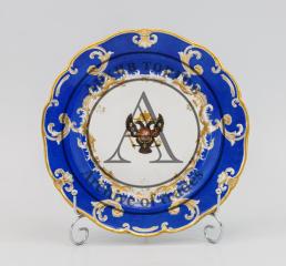 Тарелка с изображением герба Царскосельского дворца