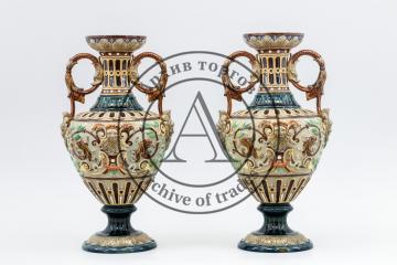 Парные вазы, украшенные объемным изображениями маскаронов