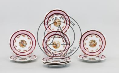 Девять десертных тарелок с изображением античных сюжетов на зеркале.