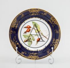 Тарелка с шиповником и кобальтовым бортом по оригинальному рисунку Н. фон Бооля.
