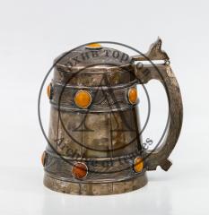 Кружка серебряная с откидной крышкой, декорированная янтарем.