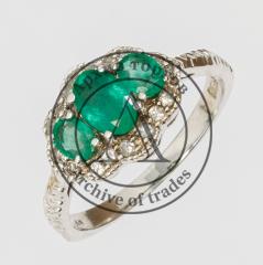 Кольцо с бриллиантами и изумрудами