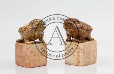Две печати в виде лягушек