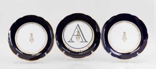 Три тарелки с кобальтовым бортом и монограммой ОА под дворянской короной