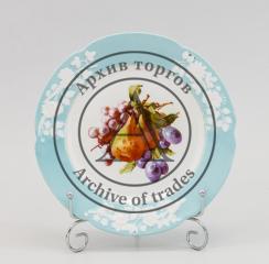 Тарелка с изображением фруктов на зеркале и голубым боротом с белым цветочным рельефом