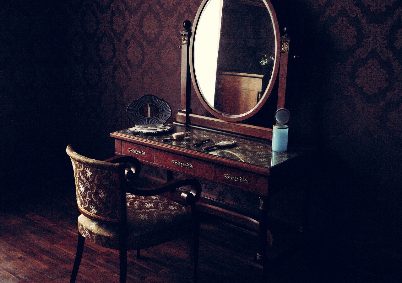 Старинное зеркало в интерьере