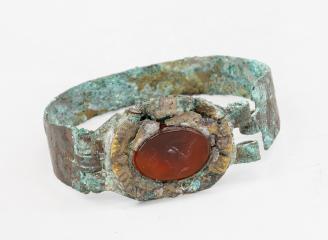 Античный браслет с геммой с изображением бога Меркурия.