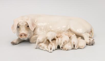 Скульптурная композиция "Свинья и 9 поросят"