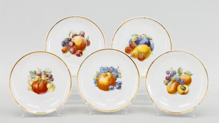 Пять блюдец с изображением ягод и фруктов