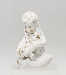 Скульптура «Мальчик, надевающий сандаль»