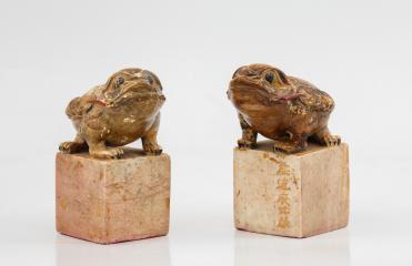 Две печати в виде лягушек