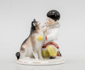 Скульптура «Мальчик-якут с собакой»