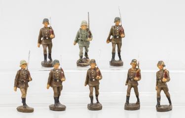 Восемь фигурок солдатиков-пехотинцев.