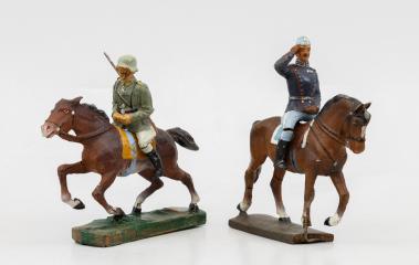 Две фигурки солдатиков на конях.