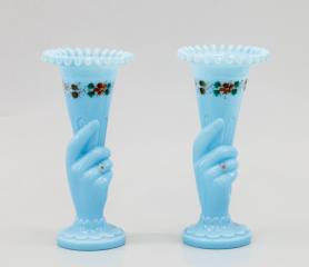 Две парные вазы в форме руки с рожком