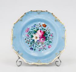 Тарелка с голубым крытьем и изображением букета на зеркале
