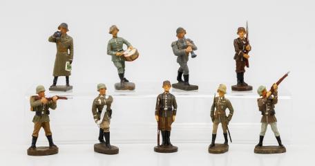 Девять фигурок солдатиков разных войск.