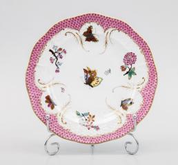 Тарелка с росписью цветов и бабочек
