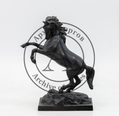 Скульптура «Играющий конь»