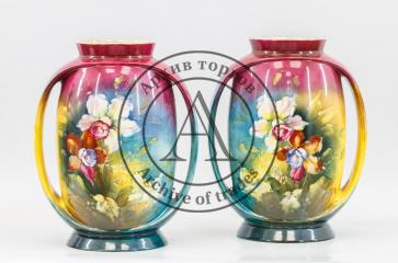 Две парные вазы с цветами